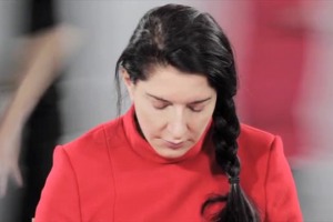 Nel Coro della Maddalena di Alba, invitata dalla famiglia del vino Ceretto, la &ldquo;sacerdotessa&rdquo; della performing art Martina Abramovic porta in scena la sua installazione &ldquo;Holding the Milk&rdquo;, ultimo step del percorso culturale voluto dai Ceretto