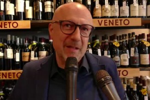 Vino italiano sempre pi&ugrave; &ldquo;pop&rdquo; alla ricerca di nuovi linguaggi, stili e momenti di consumo diversi, e di una nuova immagine per riconquistare i giovani italiani: a WineNews parlano Joe Bastianich e &ldquo;mr Signorvino&rdquo; (e Calzedonia) Sandro Veronesi