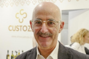 Il Garda Doc, che raccoglie la produzione di bollicine di dieci denominazioni diverse, punta alle 50 milioni di bottiglie. E a imporsi sul mercato con un suo target, nonostante la concorrenza, come racconta il presidente del Consorzio Luciano Piona