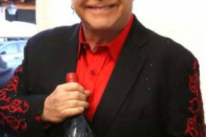 Il Barolo festeggia i 50 anni della Doc con un testimonial d&rsquo;eccezione: a &ldquo;Collisioni&rdquo; il direttore artistico Filippo Taricco ha regalato una bottiglia di Barolo 2012 griffata dall&rsquo;artista-vigneron Sandro Chia, alla leggenda del pop sir Elton John