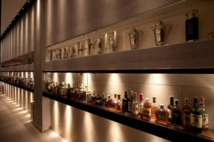 È il 300mila Lounge di Lecce il “Miglior Bar dell’Anno 2018” per la guida “Bar d’Italia” 2018 de Il Gambero Rosso, traccia dei locali italiani di tendenza. Tutti i premiati con “Tre Chicchi & Tre Tazzine”, “Le Stelle”, i miglior cocktail e colazioni