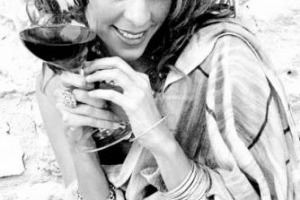 FERRAGOSTO, TEMPO DI VINI FRESCHI E DI BOLLICINE. S&Igrave;, MA QUALI? CE LO DICE ADUA VILLA, LA SOMMELIER PI&Ugrave; FAMOSA DELLA TV. DAL PROSECCO AL PECORINO, DAL GRECHETTO ALLA VERNACCIA, SENZA DIMENTICARE IL NEGROAMARO, LAMBRUSCO E GRECO