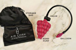 PRATICO, ECONOMICO E FUNZIONALE: DAGLI STATI UNITI ARRIVA L&rsquo;&ldquo;AIR CORK&rdquo;, IL PALLONCINO IN CAUCCI&Ugrave; PER CONSERVARE FINO A 3 GIORNI IL VINO RIMASTO NELLA BOTTIGLIA