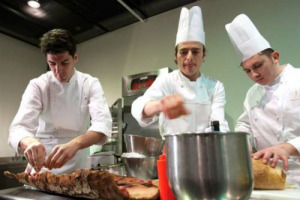 NATALE A TAVOLA CON GLI CHEF A “TRE STELLE”: ANNIE FÉOLDE (ENOTECA PINCHIORRI), ENRICO CRIPPA (PIAZZA DUOMO), NADIA SANTINI (DAL PESCATORE), HEINZ BECK (LA PERGOLA), ENRICO CEREA (DA VITTORIO) E MASSIMILIANO ALAJMO (LE CALANDRE)