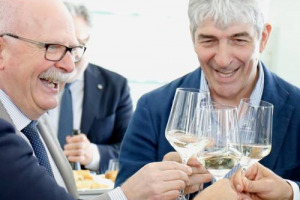 La maglia originale della finale Italia-Germania, il Pallone d&rsquo;oro e un buon Verdicchio marchigiano: per gli Europei 2016, l&rsquo;Istituto Marchigiano di Tutela Vini accompagna i visitatori della mostra ufficiale su Pablito Rossi (Senigallia, 21-29 giugno)