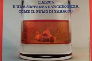 Un tumore immerso in un bicchiere di birra: è l’immagine shock della campagna anti-alcol che la Società Italiana di Alcologia ha lanciato oggi e sarà diffusa in ospedali, Asl e negli studi dei medici di famiglia. “Etanolo cancerogeno come amianto”