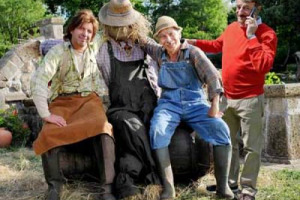 DA CHE PARTE STARE? LO SPOT DI ALDO, GIOVANNI E GIACOMO “CASO ESTIVO” IN AGRICOLTURA. AD ACCENDERE IL DIBATTITO IL MINISTRO CATANIA: “AGRICOLTORI VILLICI MI FANNO GIRARE SCATOLE”. CIA: “AGRICOLTORI LAUREATI”. COLDIRETTI: “DIVERTENTE, NOI VILLICI”