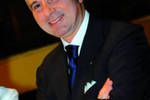 Aprire una bottiglia di vino non &egrave; un semplice gesto, ma un vero rito. Per non commettere errori Apcor chiama in aiuto dei winelovers italiani Alessandro Scorsone, Sommelier e Maestro Cerimoniere di Palazzo Chigi: ecco i 5 consigli fondamentali