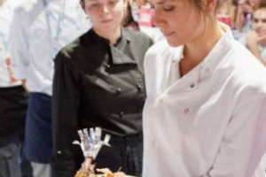 IL MIGLIOR COUS COUS? INCORONATO AL “COUS COUS FEST” A SAN VITO LO CAPO, È DI AGNELLO E FIRMATO DALLA CHEF FRANCO-STATUNITENSE ALICE DELCOURT. MA LA GIURIA POPOLARE PREMIA L’ITALIA, E IL COUS COUS DI PESCE DEL TRIO DI CHEF SPAGNOLO-ABRIGNANI-FERRARI