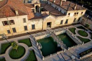 DA &ldquo;LE NOZZE DI CANA&rdquo; DI ZECCA E NONGUET (1902-1905) AD &ldquo;UN&rsquo;OTTIMA ANNATA&rdquo; DI SCOTT (2006), PASSANDO PER &ldquo;CASABLANCA&rdquo;, &ldquo;IL CASANOVA&rdquo;, &ldquo;THE BLUES BROTHERS&rdquo; E ALTRI: ECCO &ldquo;CIN CIN CIN ... CINEMA&rdquo;, L&rsquo;11 LUGLIO A VILLA DELLA TORRE (ALLEGRINI)