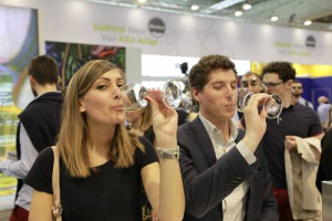 Countdown per Vinitaly, &ldquo;visto&rdquo; da WineNews tra grandi e piccole cantine, vini-mito e quotidiani, vecchie annate e altre minori ma sorprendenti, degustazioni e verticali, l&rsquo;incontro con l&rsquo;alta cucina, i personaggi pi&ugrave; curiosi, gli eventi in citt&agrave;