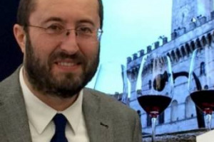 Ancora un passaggio di mano in una delle denominazioni top d&rsquo;Italia, con una curiosit&agrave;: il sindaco di Montepulciano, terra del Nobile, Andrea Rossi, tra i nuovi proprietari di tenuta TorCalvano Gracciano dei Folonari, che si chiamer&agrave; Fattoria Svetoni