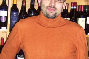 RISOLLEVARE I CONSUMI DI VINO IN ITALIA? &ldquo;PUNTARE SU QUALIT&Agrave; E FASCIA MEDIO-ALTA INDIRIZZANDO I CLIENTI COME FANNO DA SEMPRE LE ENOTECHE E DIFFONDERE IL MESSAGGIO &ldquo;BERE BENE SEMPRE&rdquo;, TUTTO L&rsquo;ANNO&rdquo;. COS&Igrave; IL NUOVO PRESIDENTE &ldquo;VINARIUS&rdquo;, ANDREA TERRANEO