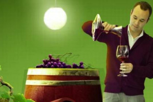 STA FACENDO LA STORIA DEL CALCIO CON LE MAGLIE DI SPAGNA E BARCELLONA, MA IL CUORE DI ANDRES INIESTA E&rsquo; SEMPRE ALLA &ldquo;BODEGA&rdquo; DI FAMIGLIA, CHE METTE IN PALIO LA POSSIBILITA&rsquo;, PER TRE &ldquo;AFICIONADOS&rdquo;, DI UN TOUR TRA LE BOTTI INSIEME AL CAMPIONE