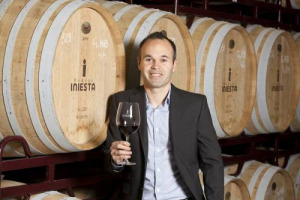 Calcio e vino tra Spagna e Cina, il Tianjin Quanjian, club della Chinese Super League, all&rsquo;assalto del capitano del Barcellona (e vigneron) Andr&eacute;s Iniesta: pronto un contratto da 35 milioni di euro l&rsquo;anno ... pi&ugrave; due di vino di Bodega Iniesta