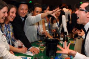 In Francia spopolano le esperienze di team building totalmente orientate al mondo del vino di &ldquo;Cin&eacute;r&eacute;a International&rdquo;, che incontrano la dimensione delle attivit&agrave; ludiche, nell&rsquo;originale concetto di &ldquo;&oelig;noludisme&rdquo;, tra giochi, quiz e degustazioni