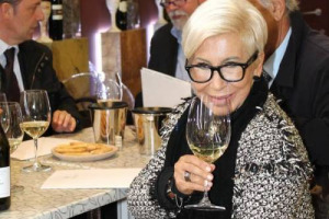 DA SHANGHAI A NEW YORK, VINO, CIBO, MODA E DESIGN RENDONO UNICA L&rsquo;ITALIA NEL MONDO. UNIVERSI DIVERSI, MA NON COS&Igrave; DISTANTI, CAPACI DI FARSI FORZA L&rsquo;UNO CON L&rsquo;ALTRO, COME RACCONTA, DA VINITALY, L&rsquo;ESPERIENZA DELLA STILISTA ANNA FENDI