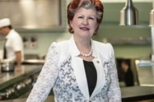 “L’olio è in pericolo perché le leggi italiane non lo tutelano. Nella ristorazione mi fa rabbia vederlo svilito”. A lanciare l’allarme, Annie Féolde, signora della cucina dell’Enoteca Pinchiorri di Firenze. “Legge può stimolare educazione alimentare”