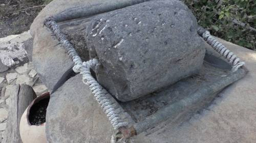 Una antica macina da olio nella azienda agricola tra il lago di Tiberiade e le Alture del Golan