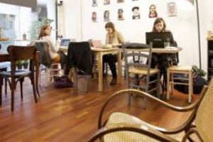 Più che un bar, uno spazio in cui lavorare, leggere, riposare, con una tazza di caffè o una fetta di torta, senza fretta, anche perché, non si paga ciò che si consuma, ma il tempo che si trascorre al tavolo: dalla Francia, sbarca a Roma l’“Anticafé”