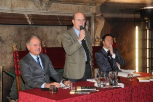 SE LA TOSCANA DEL VINO FA IL SUO INGRESSO A PALAZZO VECCHIO: CON PIERO ANTINORI, ALLA GUIDA DELLA STORICA CANTINA DI FAMIGLIA, NELLE VESTI DI AUTORE DEL VOLUME &ldquo;IL PROFUMO DEL CHIANTI&rdquo; DI SCENA IERI A FIRENZE, CON GLI ONORI DI CASA DEL SINDACO RENZI