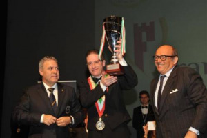 &Egrave; ANDREA BALLERI DELLA DELEGAZIONE AIS DI PISTOIA IL &ldquo;MIGLIOR SOMMELIER D&rsquo;ITALIA - PREMIO FRANCIACORTA 2013&rdquo;. IL PRESIDENTE AIS, MAIETTA: &ldquo;SE OGGI NEL NOSTRO PAESE SI BEVE MEGLIO E CON PI&Ugrave; RESPONSABILIT&Agrave; &Egrave; ANCHE MERITO DEI SOMMELIER&rdquo;