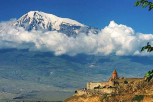 NATA NELLE MONTAGNE DEL CAUCASO, DOPO AVER PEREGRINATO PER MILLENNI PER PIANURE E COLLINE, LA VITE VUOL TORNARE IN MONTAGNA: PARTITA DALL&rsquo;ARARAT SENTIR&Agrave; SEMPRE PI&Ugrave; IL RICHIAMO DEI MONTI NATIVI. LO SOSTIENE LO STUDIOSO ED ECONOMISTA SERGIO SGARBI