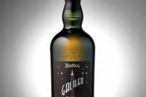 I SEGRETI DEL WHISKY? IN ASSENZA DI GRAVITÀ. LA DISTILLERIA ARDBEG VOLA SULLA STAZIONE SPAZIALE INTERNAZIONALE, E PER CELEBRARE LA CONQUISTA DELLO SPAZIO LANCIA SUL MERCATO IL SINGLE MALT “ARDBEG GALILEO”, DEDICATO AL PADRE DELL’ASTRONOMIA MODERNA