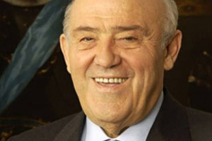 “SAGRANTINO E VECCHI MERLETTI”: ARNALDO CAPRAI, FONDATORE DEL GRUPPO CAPRAI, GRIFFE DEL TESSUTO (E DEL CASHMERE) ITALIANO, E PRODUTTORE LEADER DI SAGRANTINO DI MONTEFALCO NELLA CANTINA SVILUPPATA E GUIDATA DAL FIGLIO MARCO, FESTEGGIA OGGI 80 ANNI