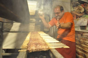 CRISI & TAVOLA - SONDAGGIO COLDIRETTI: RISTORANTI ADDIO, CIBI DI STRADA PER 35 MILIONI DI ITALIANI. AD ESSERE PREFERITO AL 45% È CIBO LOCALE, CHE VA DA PIADINA AD ARROSTICINI, AD ARANCINI. IL 24% PREDILIGE INTERNAZIONALE (HOT DOG) E IL 4% CIBI ETNICI