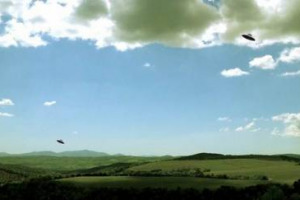 IL VINO PROMUOVE LA CULTURA - UFO A CASTELGIOCONDO, EVOLUZIONE DELLA TENUTA NELLE STELLE, IL VINO VISTO DALLA BOTTE: DI R&Auml; DI MARTINO, GIOVANNI OZZOLA, ELISA SIGHICELLI ECCO OPERE & ARTISTI DI &ldquo;ARTISTI PER FRESCOBALDI&rdquo;, PROGETTO-MECENATE DELLA GRIFFE