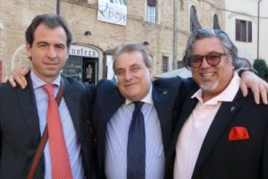 IL MERCATO CHE CAMBIA, PER LA CRISI, MA NON SOLO. E ANCHE I MODI PER RACCONTARE IL VINO, CON LA GENTE CHE, NEL MONDO, NON VUOLE PI&Ugrave; LA TECNICA, MA LA CULTURA. WINENEWS A TU PER TU CON CHARLIE ARTURAOLA, SOMMELIER &ldquo;DA 300.000 CHILOMETRI ALL&rsquo;ANNO&rdquo;