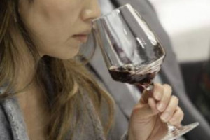 VANTAGGI LOGISTICI E FISCALI, &ldquo;KNOW HOW&rdquo; ADEGUATO, CULTURA DEL VINO E DEL CIBO &ldquo;DI STAMPO EUROPEO&rdquo; E MERCATO IN CRESCITA: ECCO PERCH&Eacute; I PRODUTTORI DEL VINO DEVONO PUNTARE SU HONG KONG. ANCHE PER CONQUISTARE I MERCATI D&rsquo;ASIA, CINA IN PRIMIS