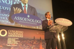 “Scienza, cultura e passione: parole fondamentali della professione dell’enologo, figura marginale negli anni 60, ma oggi centrale, non solo nella produzione del vino”: così il presidente Cotarella nel Congresso, che festeggia 125 anni di Assoenologi