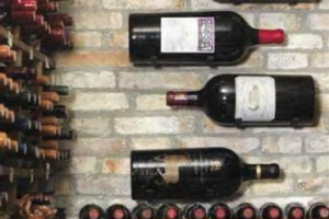 TOGLIETECI TUTTO, MA NON LO SFIZIO DI UNA BUONA BOTTIGLIA: IN TEMPO DI CRISI GLI ITALIANI TAGLIANO SU MOLTE SPESE, MA IL VINO RESTA UN “PICCOLO PIACERE” AL QUALE NON SI RINUNCIA. SI FA STRADA IL “WINE SHARING” …