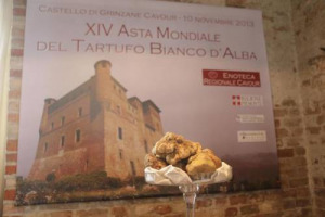 100.000 euro per un tartufo bianco da 1 kg, offerti, tanto per cambiare, da un anonimo imprenditore di Hong Kong: ecco il top lot dell’Asta Mondiale del Tartufo Bianco di Alba n. 15 di scena al Castello di Grinzane Cavour (310.000 euro il totale)