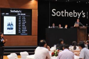 Il 2015 delle aste enoiche, a livello globale, si &egrave; chiuso in sostanziale equilibrio, lasciando sul terreno l&rsquo;1% sul 2014, per un giro di affari complessivo di 345,88 milioni di dollari. Il boom di New York risponde al calo di Europa ed Hong Kong