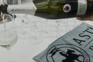Bollicine delle feste? Non solo. L’Asti si reinventa, esce dal recinto degli sparkling dolci e irrompe sul mercato con la versione secca. Bosticco, direttore Consorzio Asti: “obiettivo Millennials e tornare a superare i 100 milioni di bottiglie”
