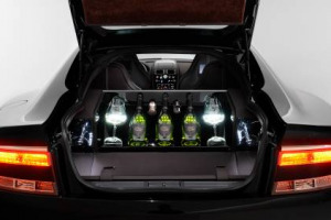 Il lusso delle automobili si fonde con quello enoico nella &ldquo;Uber Luxury Car Aston Martin Rapide S&rdquo;, la luxury car griffata Aston Martin e personalizzata da Dom P&eacute;rignon, con cantina estraibile, contenente 3 bottiglie della Maison di Champagne