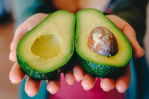 Mango, avocado, vini liquorosi, lavasciuga e robot aspirapolvere entrano nel paniere Istat 2018, fuori telefonia pubblica, canone Rai e mp4. La sezione dei beni alimentari resta la più “pesante”, col 16,5% dei prodotti, la ristorazione sale all’11,7%