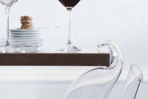 &ldquo;Appendere&rdquo; il vino al tavolo, invece che mettercelo sopra, un po&rsquo; come avviene per le borse delle donne: &egrave; la curiosit&agrave; lanciata dal Riedel, storica griffe austriaca della cristalleria, con il nuovo decanter &ldquo;Ayam&rdquo;, per i 260 anni dell&rsquo;azienda