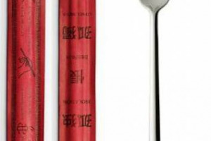 NON SOLO PASSIONE PER I GRANDI VINI E I SAPORI D’EUROPA: ORA LA CINA DEI RICCHI GUARDA ANCHE AL MODO DI MANGIARE. E COMINCIA A TRADIRE LE CLASSICHE BACCHETTE ORIENTALI CON LE FORCHETTE E I COLTELLI DEGLI OCCIDENTALI