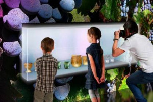 La &ldquo;Domus Vinii&rdquo; per la storia, la &ldquo;Sala dei Colori e dei Vetri&rdquo; e il &ldquo;Tunnel dei profumi del Vino e delle Cantine&rdquo; per esperienze sensoriali, il &ldquo;Mare di Vino&rdquo; tra cinema e opera, la &ldquo;Biblioteca del vino&rdquo; e altro: ecco il &ldquo;Padiglione Vino&rdquo; ad Expo