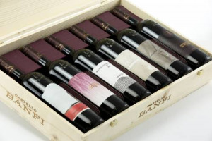 Le tante collezioni italiane di opere d&rsquo;arte in bottiglia si arricchiscono di un nuovo progetto a sostegno dei giovani designer: &ldquo;Banfi Wine & Design&rdquo; con Castello Banfi mecenate di una limited edition di Brunello di Montalcino con etichette d&rsquo;autore