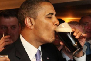 UN “INCONSAPEVOLE” TESTIMONIAL D’ECCEZIONE: IL PRESIDENTE DEGLI STATI UNITI, BARACK OBAMA, CON UNA PINTA DI GUINNESS FA IL GIRO DEL MONDO E SI RIVELA UNA PUBBLICITÀ STRAORDINARIA