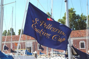 Indossano il toque e salgono a bordo per cucinare in barca a vela il loro miglior piatto sottocoperta: sono gli chef protagonisti della “S. Pellegrino Cooking Cup 2014”, la regata nautica e culinaria sullo sfondo della laguna di Venezia (14 giugno)