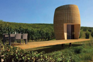 Se la barrique esce dalla cantina e apre le sue porte ai wine lovers: arriva &ldquo;La barrique&rdquo; abitabile, nuova frontiera di enoturismo &ldquo;estremo&rdquo; ideata da &ldquo;alberi&case&rdquo;, micro-suite trasportabile a forma di botte per trascorrere una vacanza nel vigneto