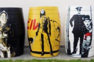 Si potrebbe ormai ribattezzarla &ldquo;barrique art&rdquo;, incontro tra vino e arte che d&agrave; vita a vere opere d&rsquo;arte su barrique. A metterle in mostra in collezione dedicata al cinema, la Tenuta del Buonamico, in Toscana, con &ldquo;Laovejbala&rdquo; (da oggi al 26 luglio)