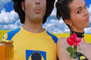 RIUSCIRANNO IL VOLTO-RIVELAZIONE DI COLORADO CAFE&rsquo; BAZ 3.0 E LA SUA APEREGINA A SALVARE LE API (E NOI STESSI) DALLA MINACCIA DEI PESTICIDI KILLER? IRONIA E SENSIBILIT&Agrave; PER IL GRAVE PROBLEMA DELLA MORIA DELLE API PROTAGONISTE IN TV DELLO SPOT UNAAPI