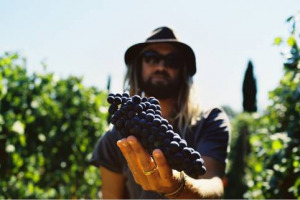 &ldquo;UNA STORIA DI AVVENTURA IN UNA TERRA DI BELLEZZE, DOVE LE TRADIZIONI SONO RISPETTATE&rdquo;. ECCO &ldquo;BELLA VITA&rdquo;, IL FILM DI JASON BAFFA CHE RACCONTA L&rsquo;ITALIA DEL VINO E DELLA TRADIZIONE CON GLI OCCHI DI CHRIS DEL MORO, GIOVANE SURFISTA AMERICANO